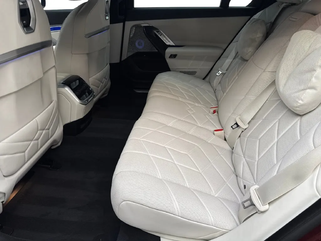 BMW i7 photo 34