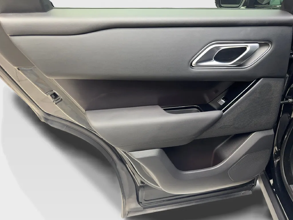 Land Rover Range Rover Velar photo 39