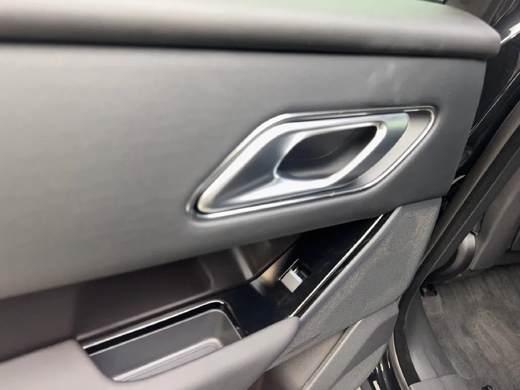 Land Rover Range Rover Velar photo 40