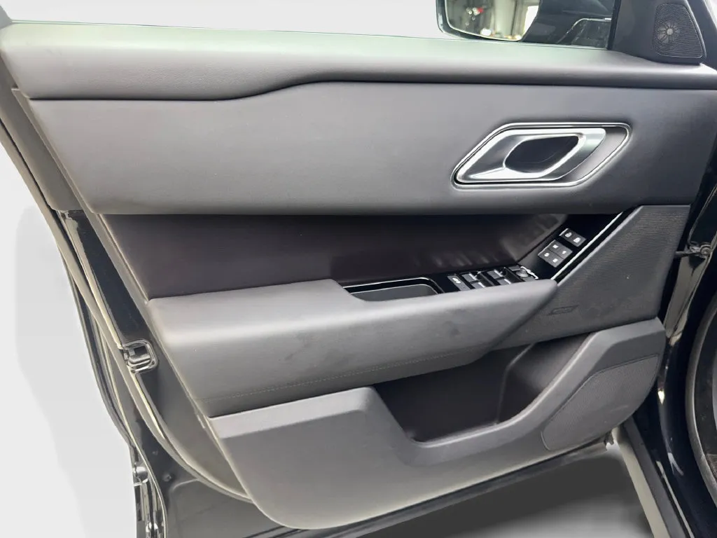Land Rover Range Rover Velar photo 33