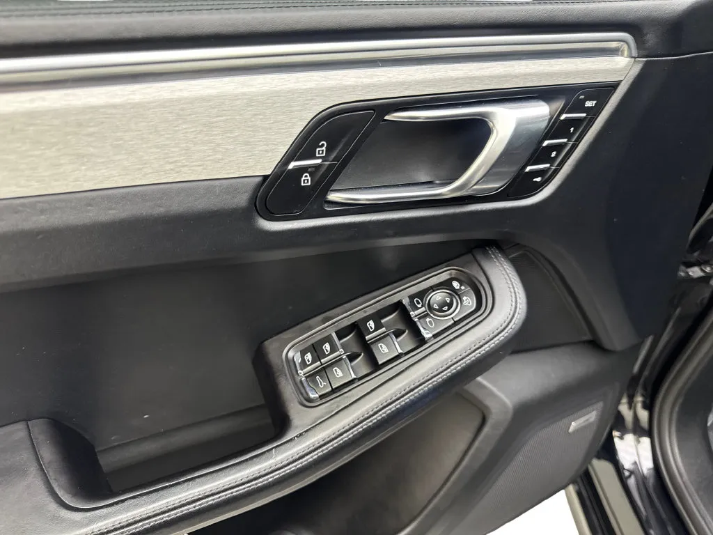 Porsche Macan photo 33