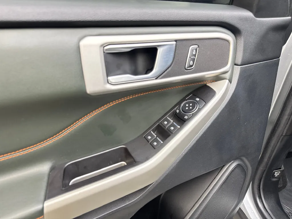 Ford Explorer photo 35