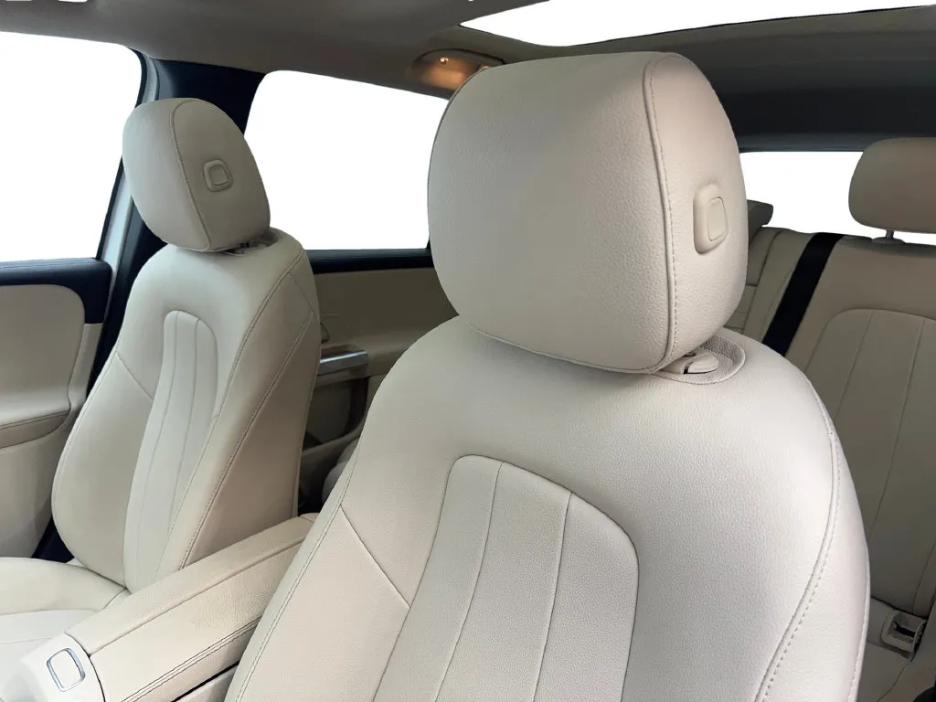 Mercedes-Benz GLB photo 28
