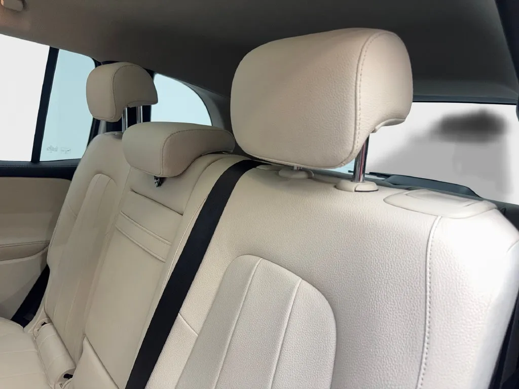 Mercedes-Benz GLB photo 35
