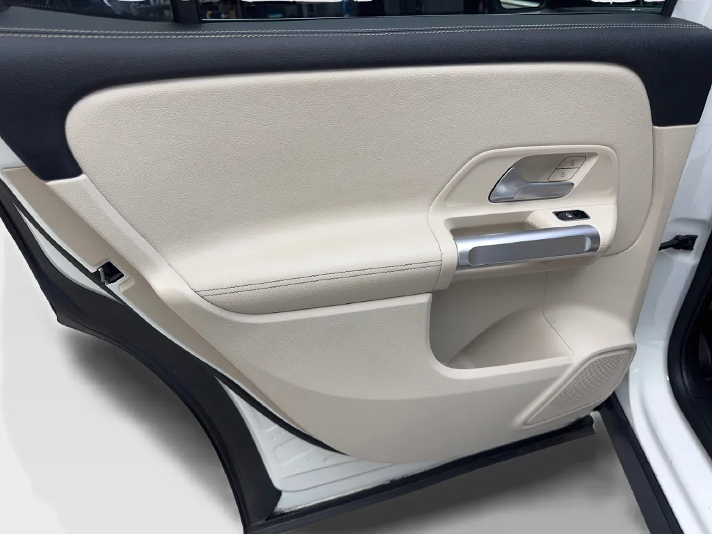 Mercedes-Benz GLB photo 37