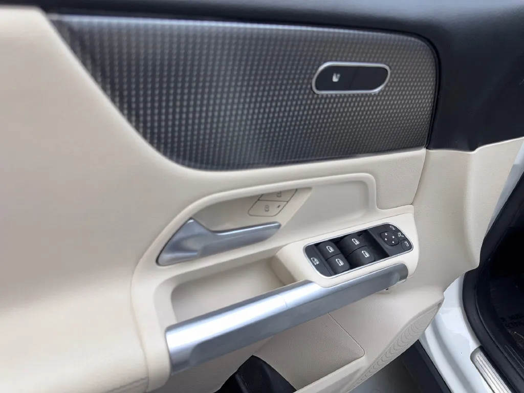 Mercedes-Benz GLB photo 33