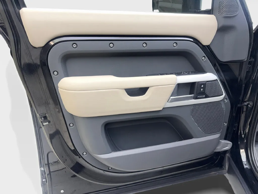 Land Rover Defender photo 33