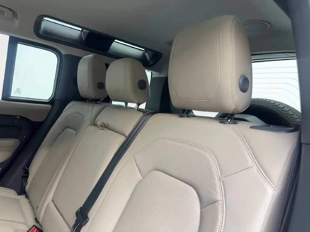 Land Rover Defender photo 36