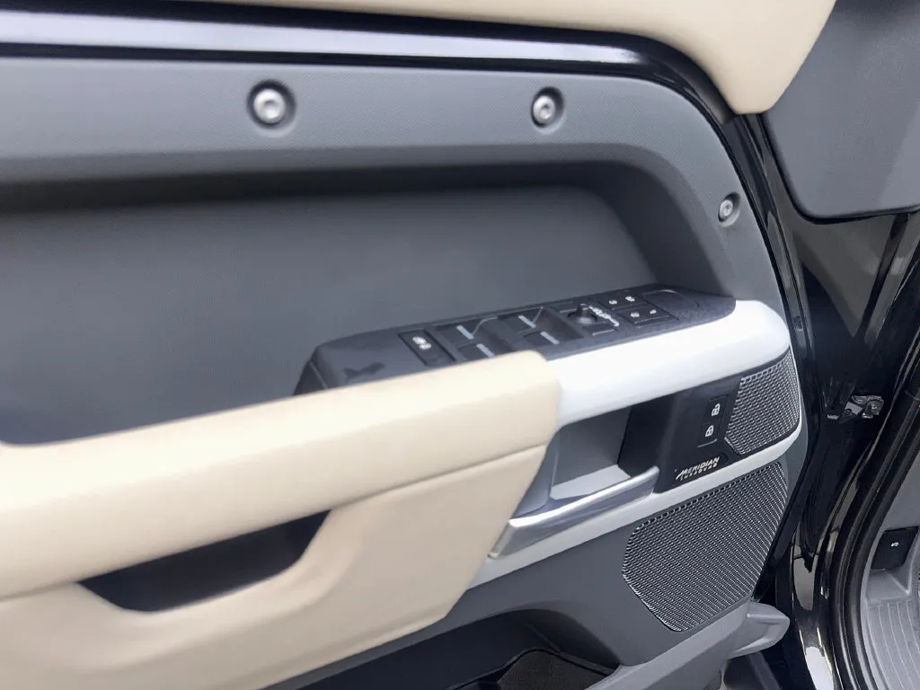 Land Rover Defender photo 34