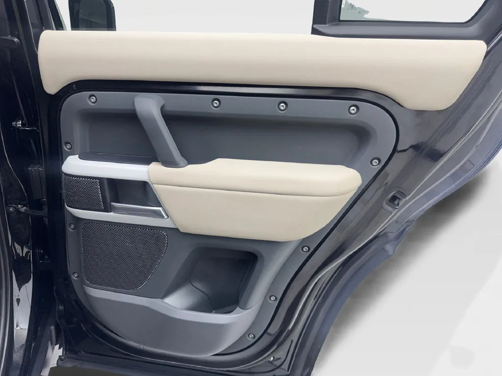 Land Rover Defender photo 44