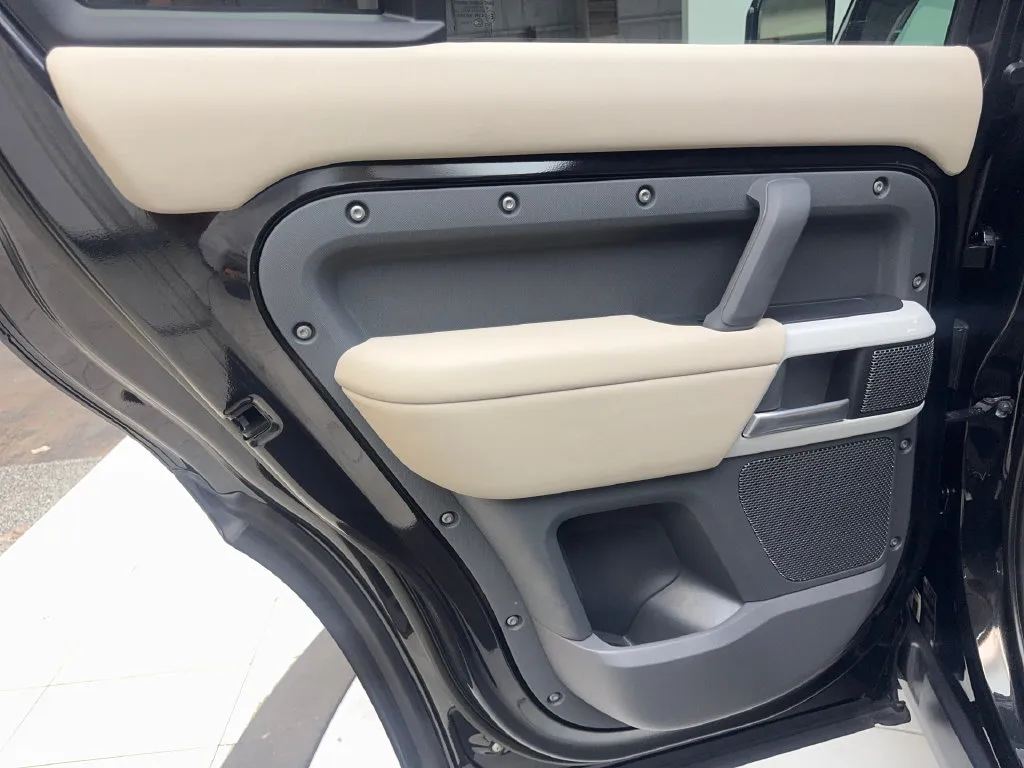 Land Rover Defender photo 39