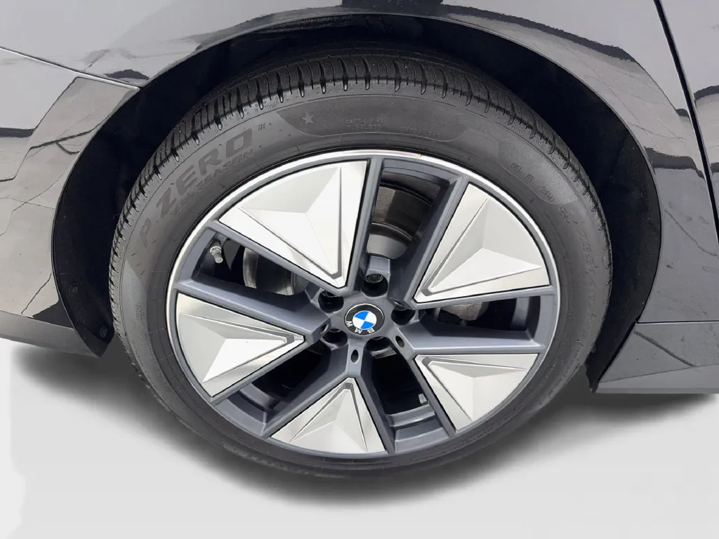 BMW i4 photo 88