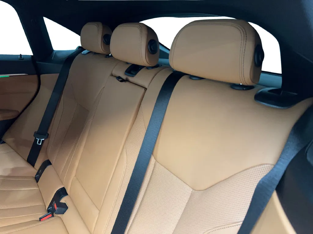BMW i4 photo 37