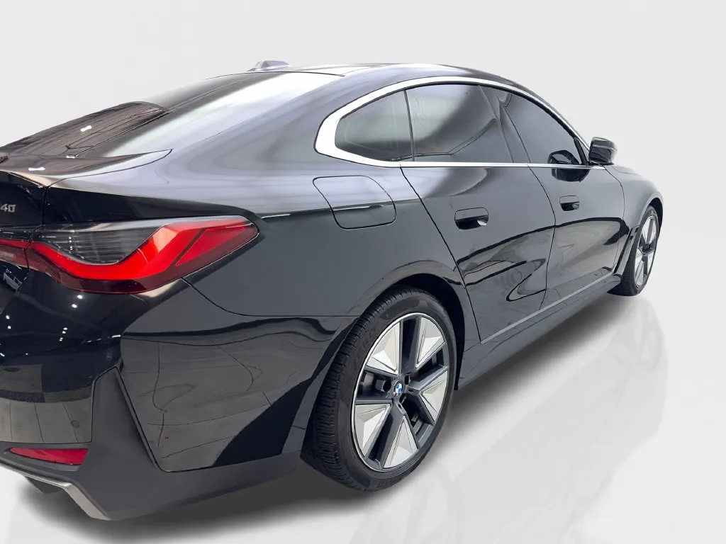 BMW i4 photo 15