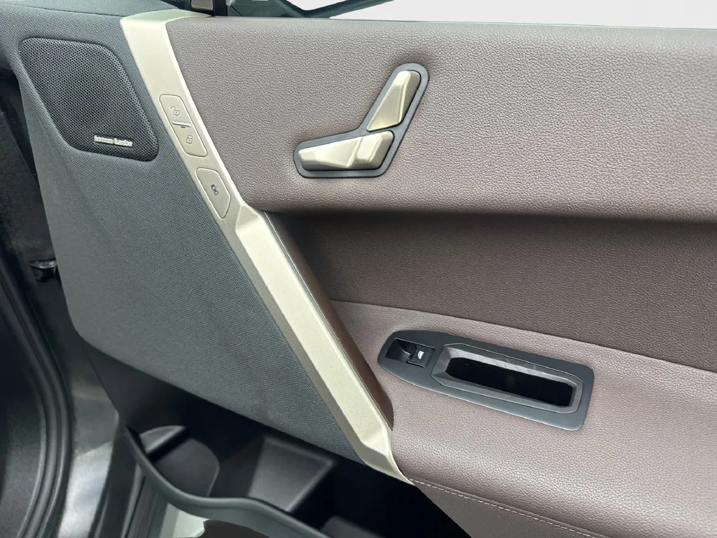 BMW iX photo 50