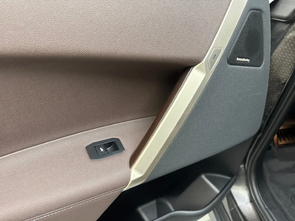 BMW iX photo 40