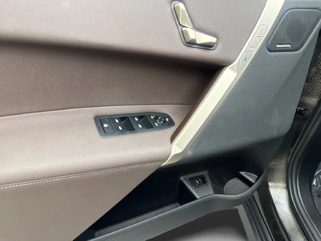 BMW iX photo 34