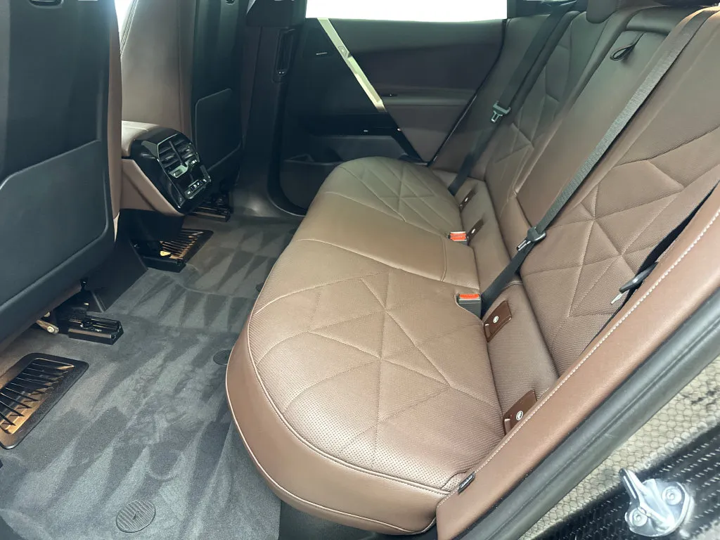 BMW iX photo 35