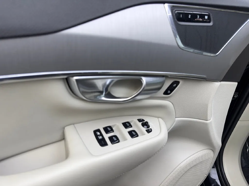 Volvo XC90 photo 35
