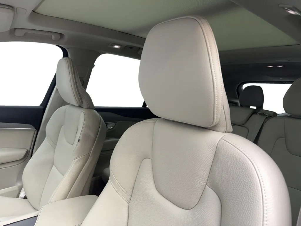 Volvo XC90 photo 30