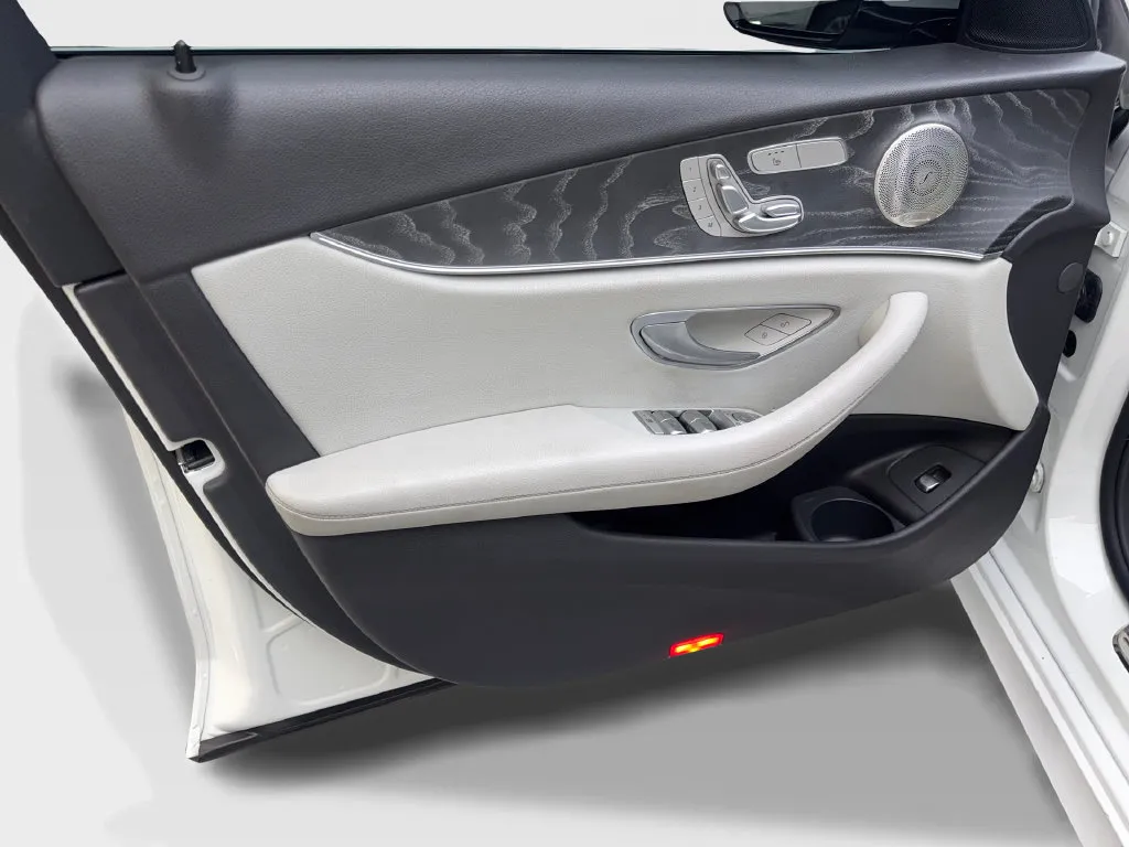 Mercedes-Benz E-Class photo 30