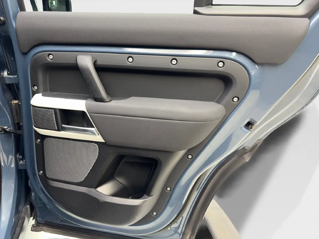 Land Rover Defender photo 43