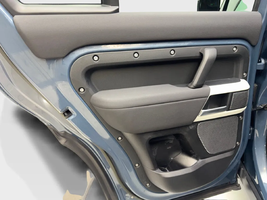 Land Rover Defender photo 37