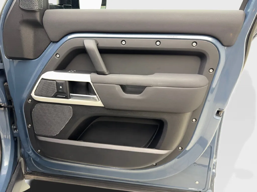 Land Rover Defender photo 50