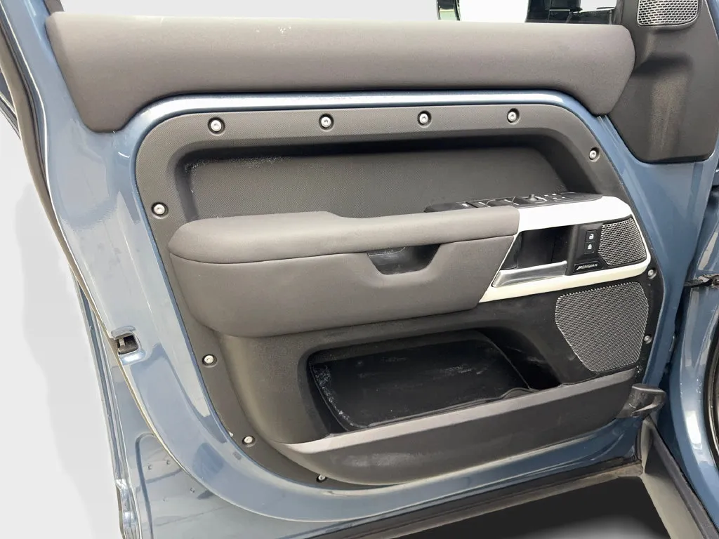 Land Rover Defender photo 32