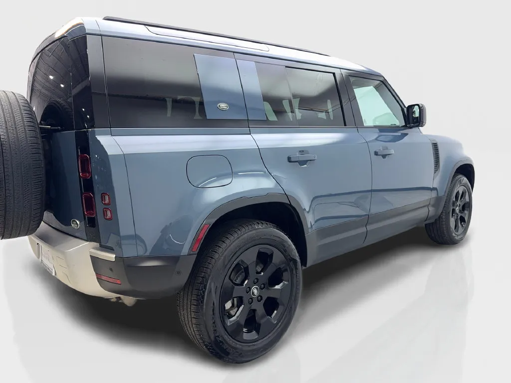 Land Rover Defender photo 15