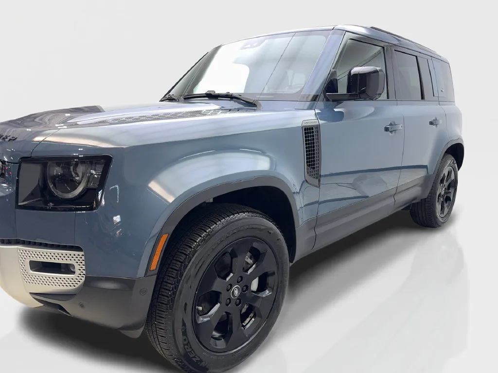 Land Rover Defender photo 12