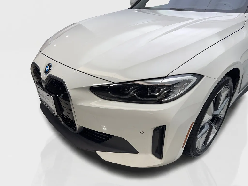 BMW i4 photo 18