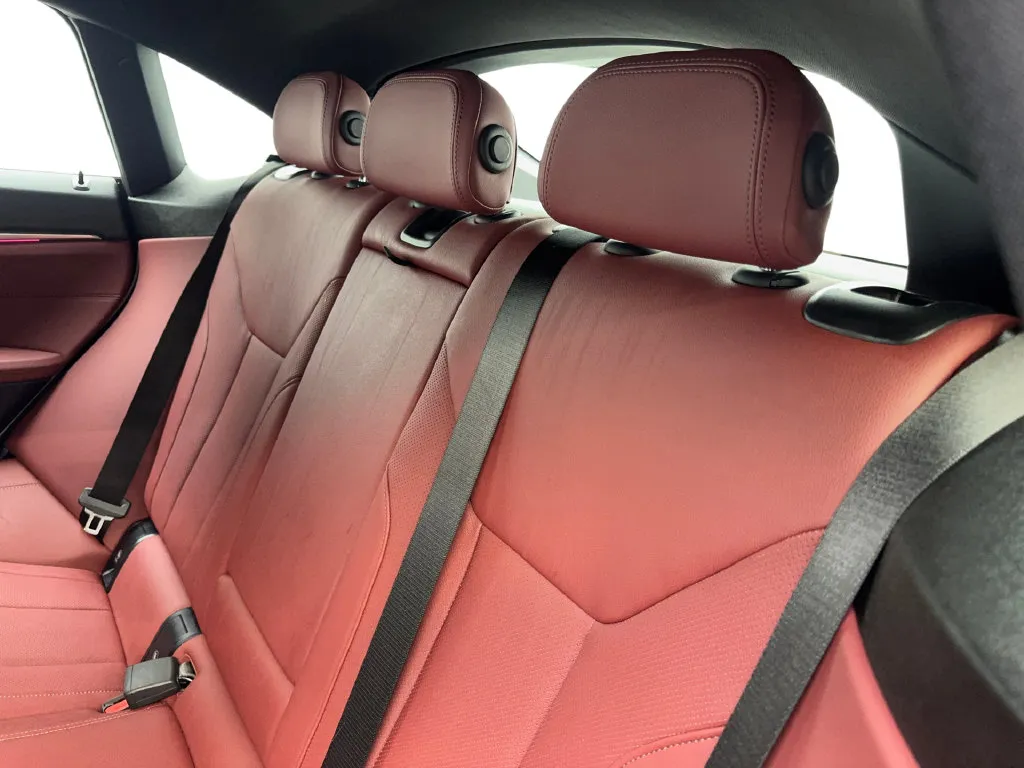 BMW i4 photo 36