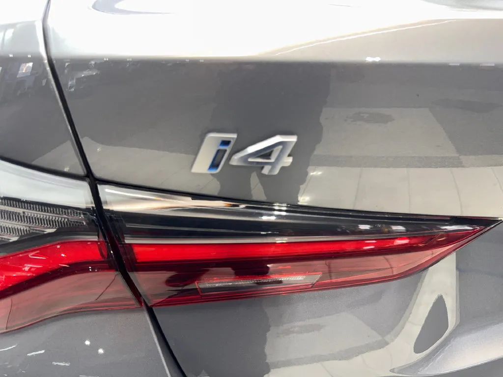 BMW i4 photo 25