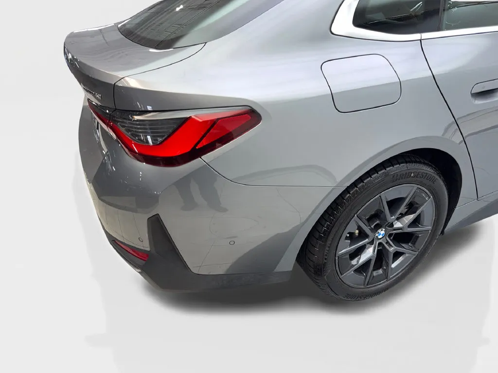 BMW i4 photo 18