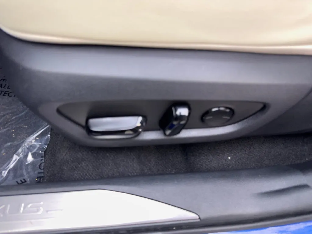Lexus NX photo 32