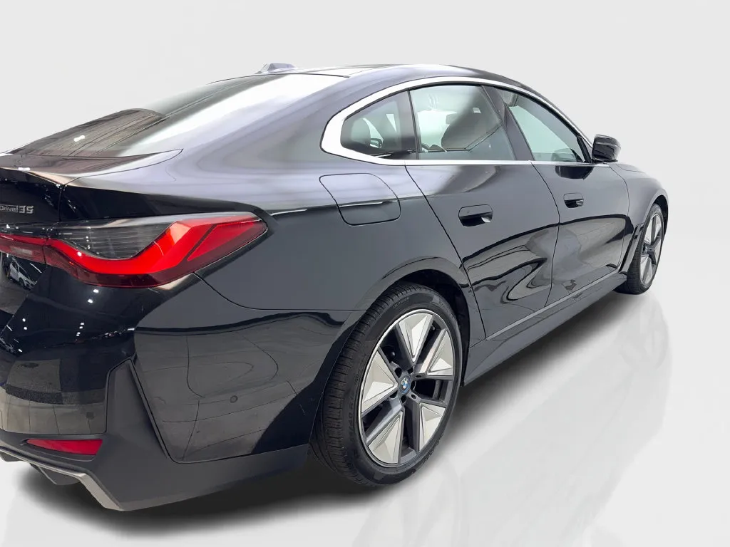 BMW i4 photo 15