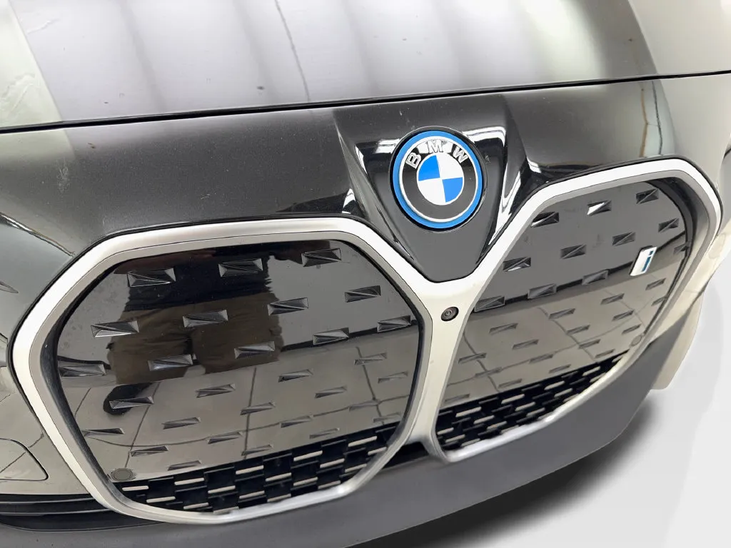BMW i4 photo 28