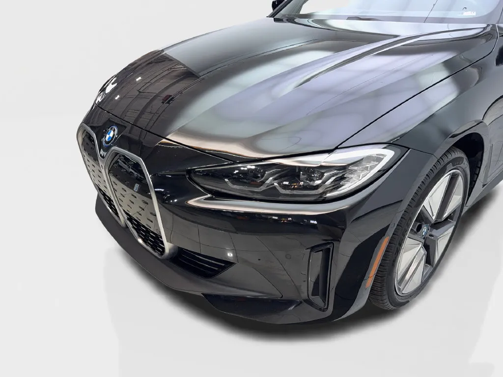 BMW i4 photo 18