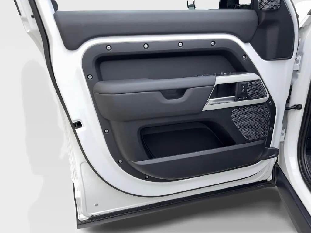 Land Rover Defender photo 32
