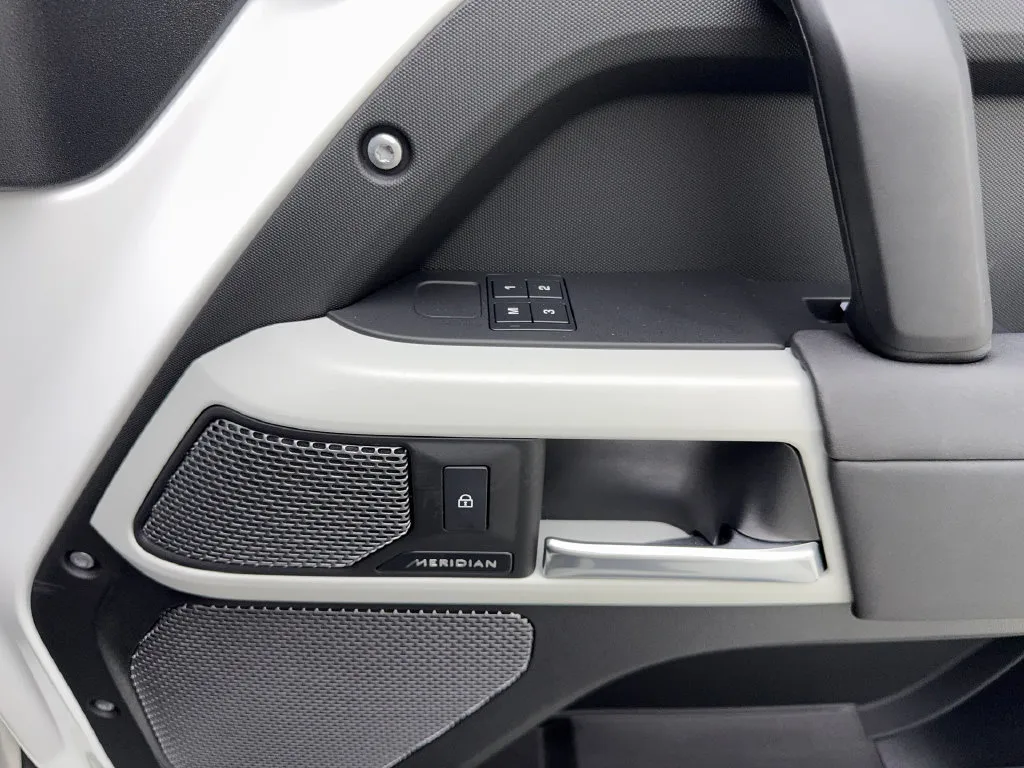 Land Rover Defender photo 50