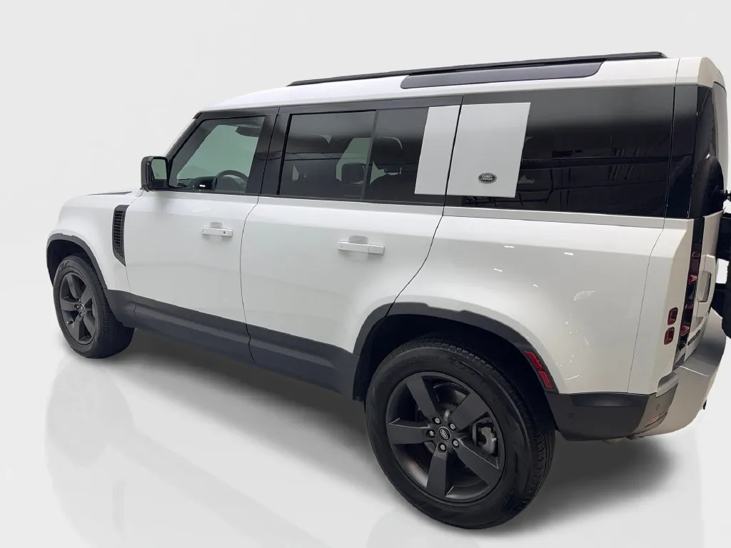 Land Rover Defender photo 16