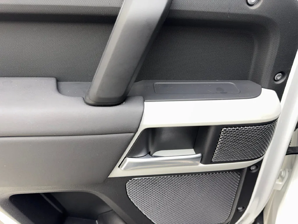Land Rover Defender photo 39