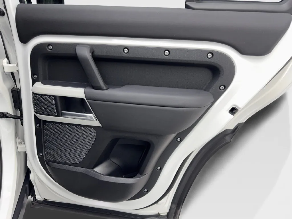 Land Rover Defender photo 43