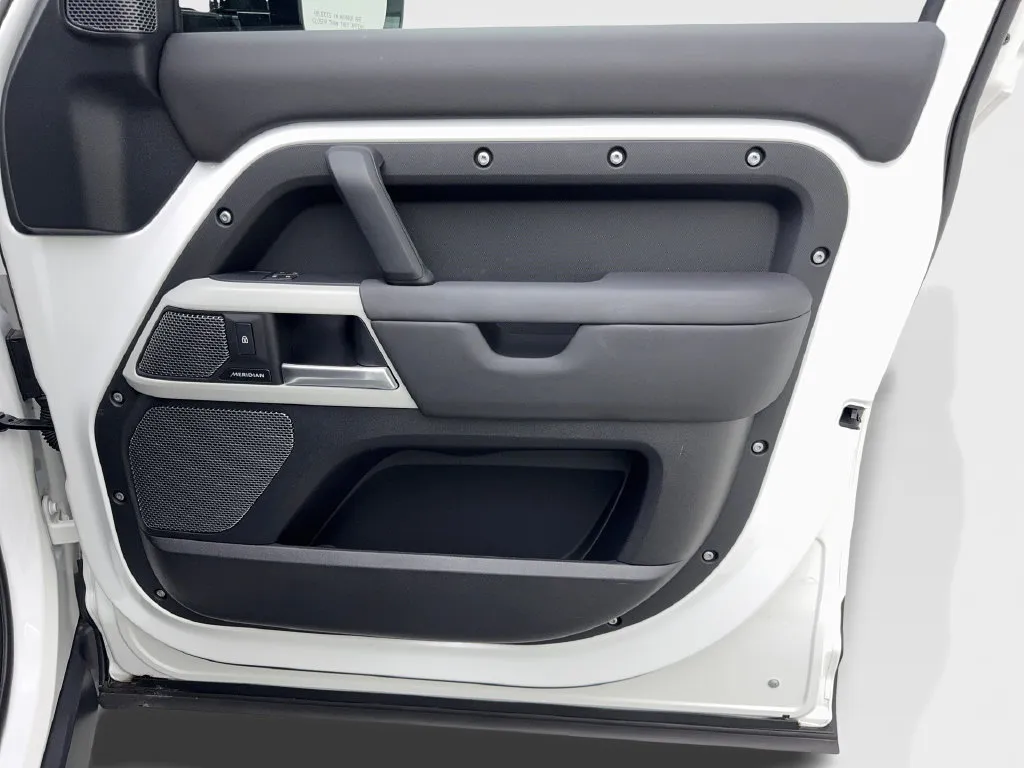Land Rover Defender photo 49