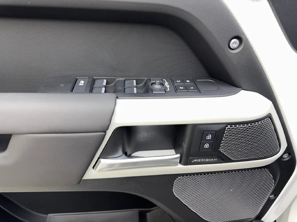 Land Rover Defender photo 33