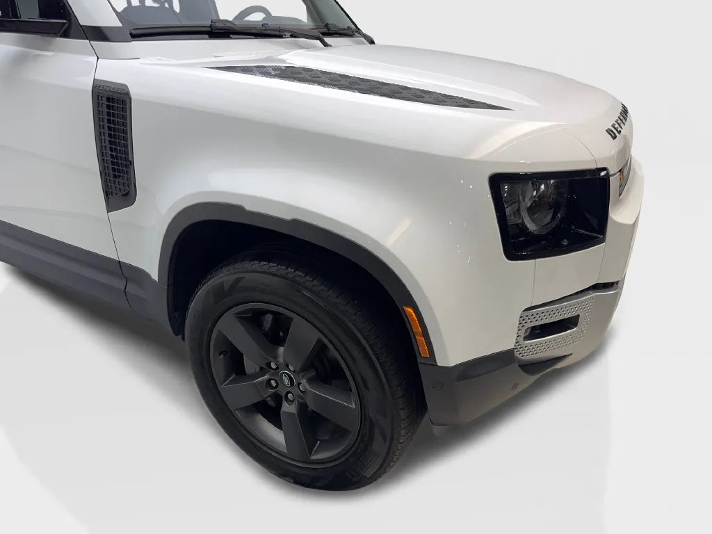 Land Rover Defender photo 21