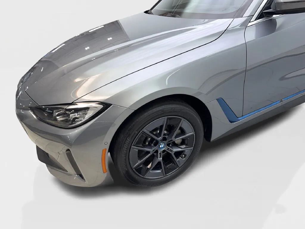 BMW i4 photo 20