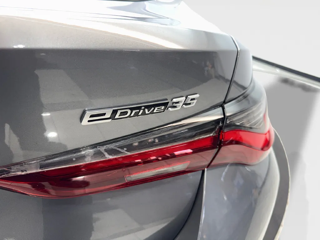 BMW i4 photo 26