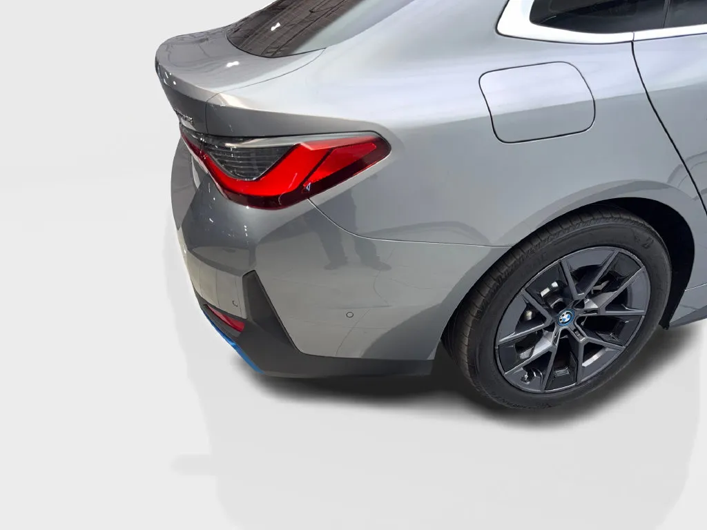 BMW i4 photo 18